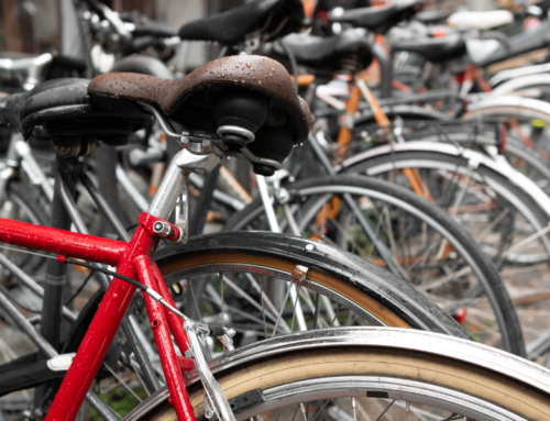 ¿Cómo atar bien la bici en un anclaje en la calle?