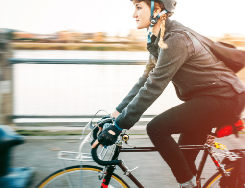 ¿Cómo indicar corporalmente nuestras maniobras en bicicleta?